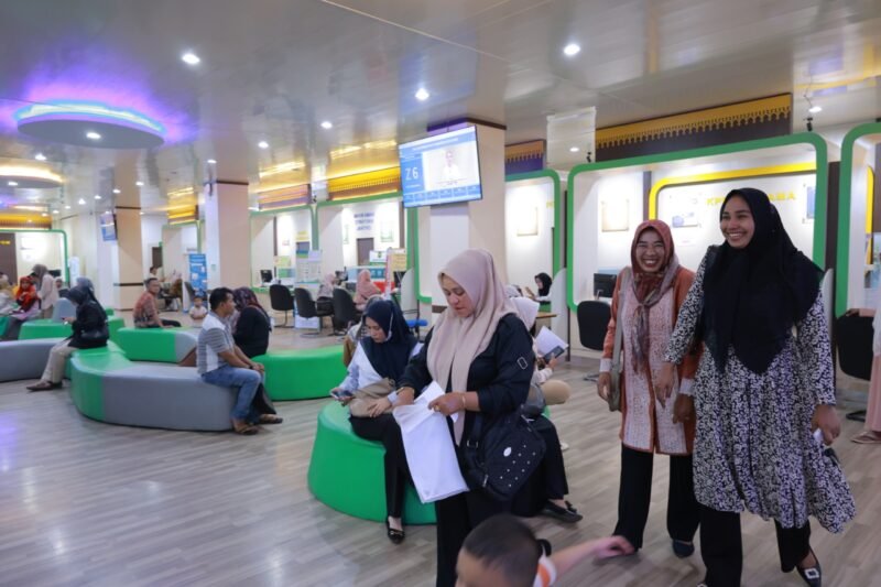 Masyarakat menunggu antrian untuk memperoleh layanan dari counter MPP Aceh Besar di Lambaro, Kecamatan Ingin Jaya, Kabupaten Aceh Besar, Senin (24/2/2025). FOTO/ MC ACEH BESAR