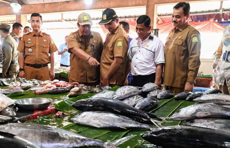 Plt Sekdakab Aceh Besar Bahrul Jamil SSos MSi bersama sejumlah Kepala OPD terkait saat memantau harga daging sapi dan ayam menjelang bulan suci Ramdhan 1446 H di Pasar Induk Lambaro, Kecamatan Ingin Jaya, Aceh Besar, Selasa (5/02/2025). FOTO/MC ACEH BRSAR