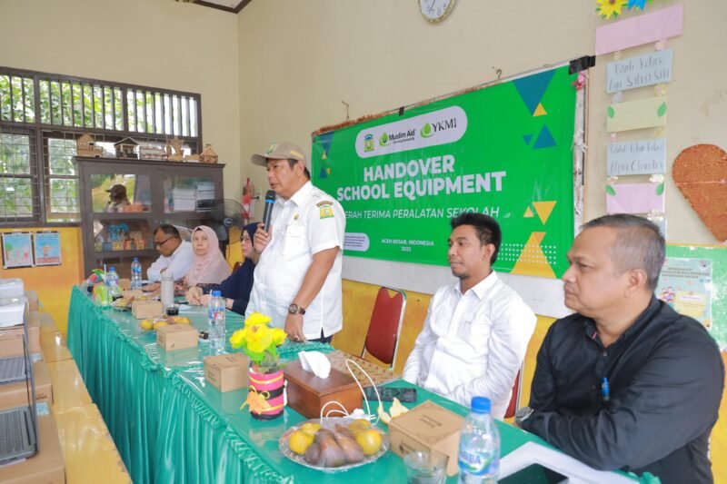 Kadisdikbud Aceh Besar Bahrul Jamil SSos MSi menyampaikan sambutannya pada penyerahan bantuan alat dan perlengkapan sekolah dari YKMI, di SDN Ruyung, Kecamatan Mesjid Raya, Kabupaten Aceh Besar, pada Rabu (26/2/2025). FOTO/ PROKOPIM PEMKAB ACEH BESAR