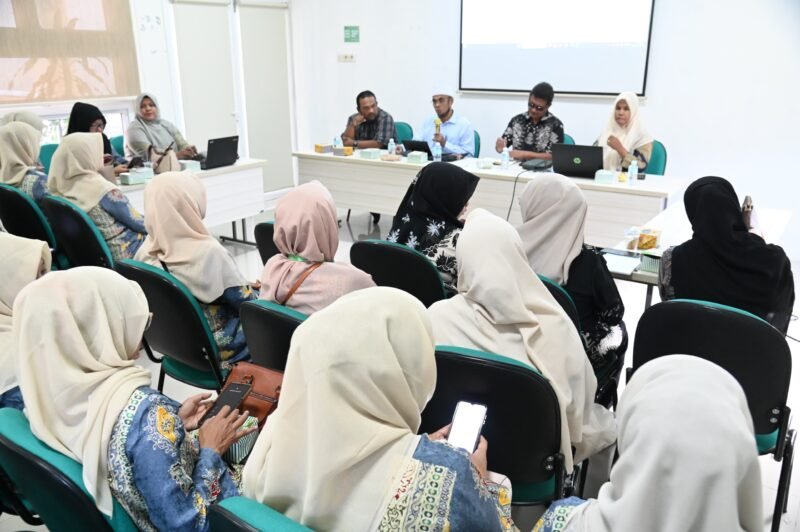 Peserta mengikuti Rapat TPPS Kecamatan terkait Penginputan Master Analisis situasi pada Web Bangda di Aula Puskesmas Ingin Jaya, Gampong Lubuk Batee, Kecamatan Ingin Jaya, Aceh Besar, Kamis (27/02/2025). FOTO/MC ACEH BESAR