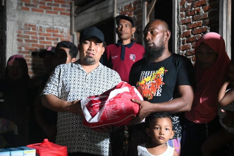 Pj Bupati Aceh Besar Muhammad Iswanto SSTP MM, menyerahkan bantuan masa panik kepada korban kebakaran di Gampong Lamtadok,Kecamatan Darul Kamal,Aceh Besar,Selasa (11/2/2025) malam.Foto:Dok MC Aceh Besar.
