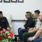 Bupati Aceh Besar Syech Muharram menerima kunjungan staf ahli Kementerian Pertanian RI Hendri Sasiawan, di Ruang Kerja Bupati di Gedung Dekranasda Aceh Besar, Gampong Gani, Kecamatan Ingin Jaya, Aceh Besar, Senin (17/03/2025). Foto: MC Aceh Besar