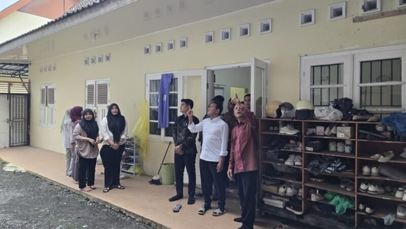 Foto : (Berkemeja putih) Wakil Gubernur Aceh, Fadhlullah, SE, didampingi karo Pemotda syakir dan karo Adpim Akkar Arafat meninjau Asrama Cut nyak Dhien di Yogyakarta, Jumat, 28/02/2025