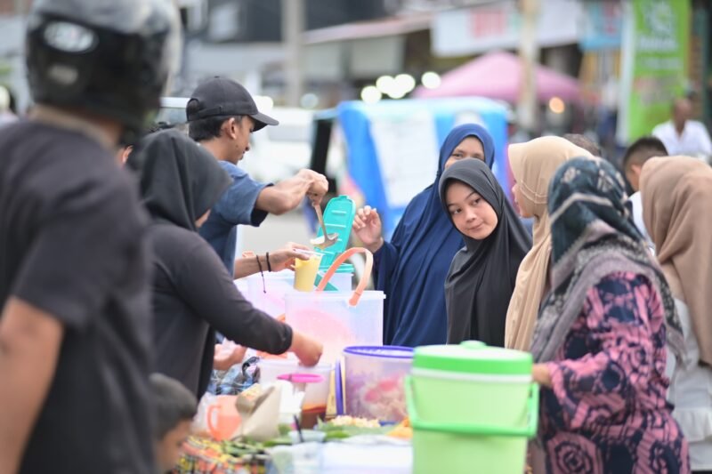 Para pembeli berburu takjil pada puasa pertama bulan ramadhan 1446 H dipasar Ketapang Kecamatan Darul Imarah, Aceh Besar, Sabtu (1/3/2025) sore. FOTO/MC ACEH BESAR