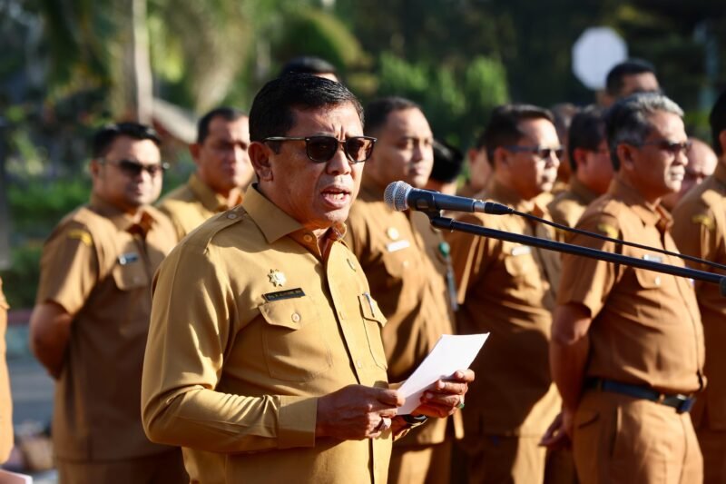 Plt Sekda Aceh, Drs. Alhudri, M.M, mewakili Gubernur Aceh memberi arahan dalam apel pagi yang diikuti para Asisten Sekda, Staf Ahli Gubernur, Kepala SKPB/Biro dan seluruh ASN di lingkungan Setda Aceh, di Halaman Kantor Gubernur Aceh, Senin, 3/3/2024.