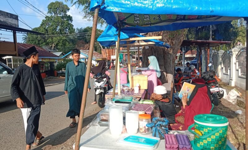 Suasana pedangang takjil di simpang Aneuk Galong, Sukamakamur, Aceh Besar, Senin (3/3/2025) sore.FOTO /MC ACEH BESAR