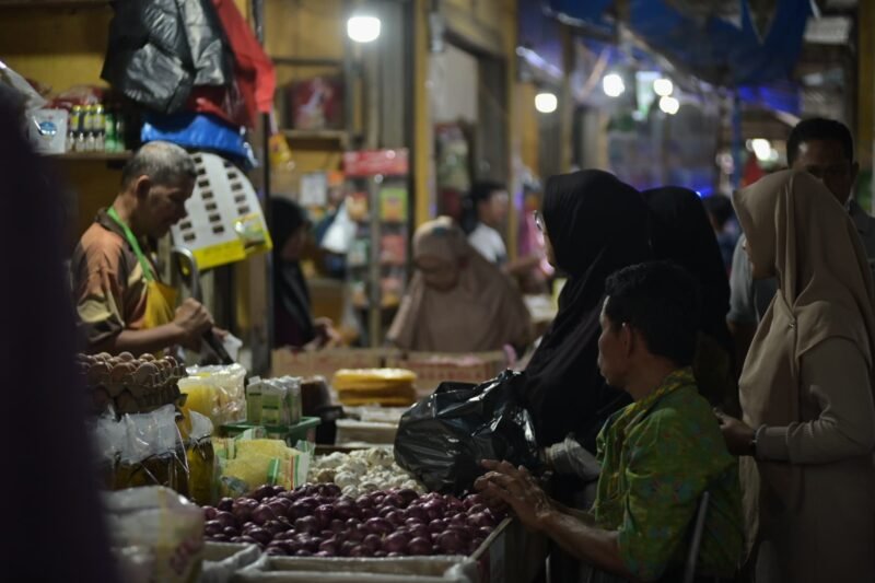 Seorang pembeli menawar harga bawang kepada penjual di Pasar Ketapang, Kecamatan Darul Imarah, Aceh Besar, Selasa (4/2/2025). FOTO/MC ACEH BESAR