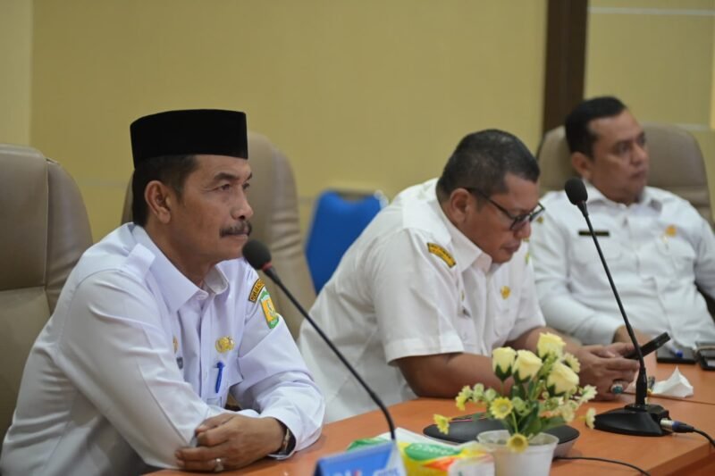 Wakil Bupati Aceh Besar Drs Syukri A Jalil didampingi Plt. Sekretaris Daerah Bahrul Jamil S.Sos M.Si mengikuti Peluncuran MCP KPK 2025 secara daring dari Aula Sanusi Wahab, Kantor Bupati Aceh Besar, Kota Jantho, Rabu (05/03/2025). FOTO/MC ACEH BESAR