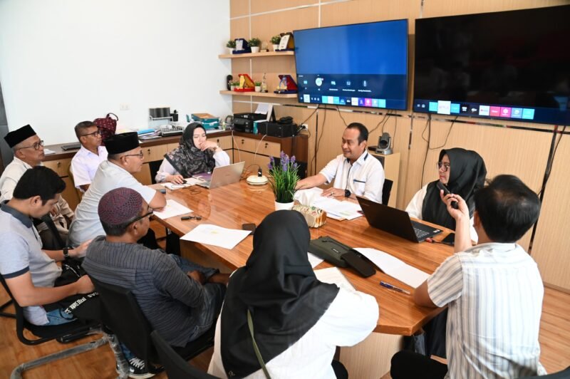 Kadiskominfo Aceh Besar, Khairul Huda bersama sejumlah peserta melakukan Desk Pembahasan Perubahan Renja OPD Tahun 2025 di Aula Bappeda Aceh Besar, Kota Jantho, Rabu (05/03/2025).FOTO/ MC ACEH BESAR