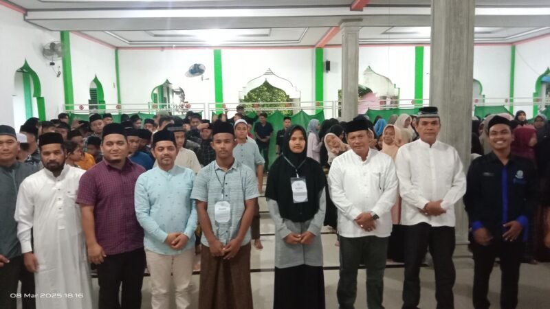 Plt Sekda Aceh Besar  Bahrul Jamil S.Sos M.Si foto bersama peserta Pelatihan Kepemimpinan Ikatan Pemuda Pelajar dan Mahasiswa Indrapuri (IPPEMINDRA) di Aula MTsN 1, Indrapuri, Sabtu (08/03/2025). FOTO/MC ACEH BESAR