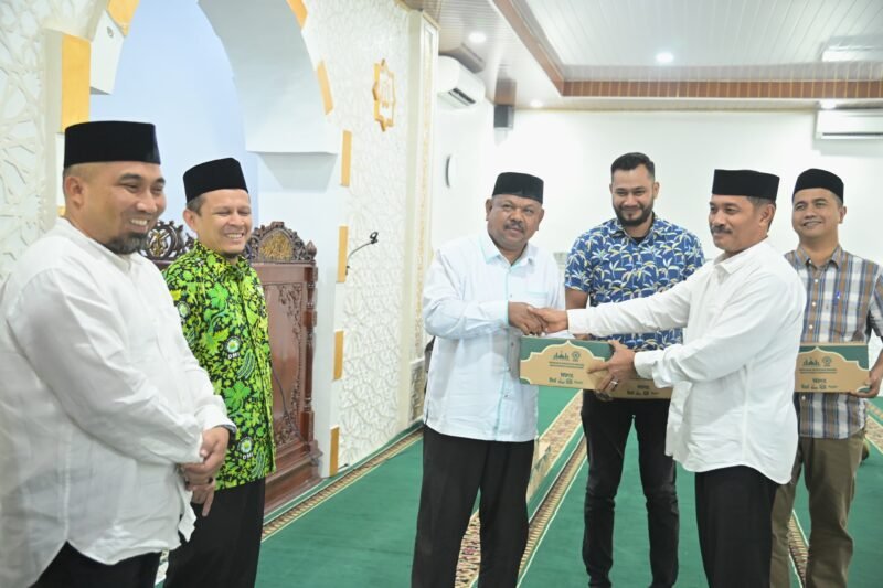 Wakil Bupati Aceh Besar, Drs, Syukri A. Jalil, , menyerahkan bantuan paket alat kebersihan untuk masjid di wilayah Aceh Besar secara simbolis kepada para Camat di Masjid Al Muhajirin Lanud Sultan Iskandar Muda (SIM), Blang Bintang, Minggu (9/3/2025). FOTO/MC ACEH BESAR