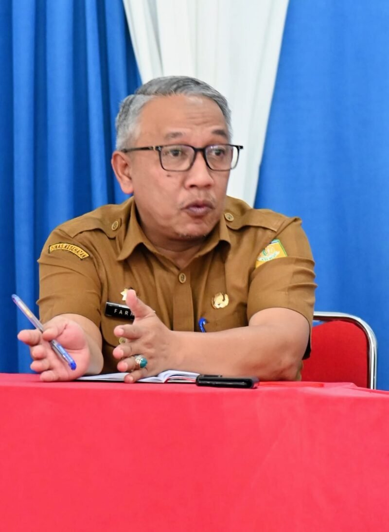 Asisten I Sekda Aceh Besar Farhan AP menyampaikan sambutan dan arahan dalam acara Pertemuan Khusus DPRK Aceh Besar tentang Hutan Lindung dengan unsur Kecamatan Lhoknga dan masyarakat di Aula Kantor Camat Lhoknga, Aceh Besar, Senin (10/03/2025). FOTO/MC ACEH BESAR