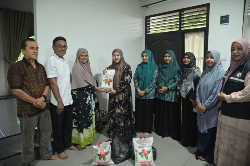 Istri Bupati Aceh Besar Syech Muharram Idris, Rita Mayasari, menyalurkan bantuan sembako kepada masyarakat di Kecamatan Peukan Bada, Kabupaten Aceh Besar, Kamis (13/3/2025).
FOTO/ MC ACEH BESAR
