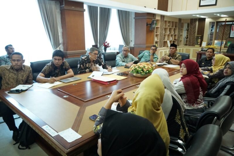 Bupati Aceh Besar Muharram Idris bersama Wakil Bupati Drs Syukri mendengarkan paparan program Dinas Kesehatan di Ruang kerja Bupati di kota jantho, Kamis (13/03/2025).
FOTO/MC ACEH BESAR