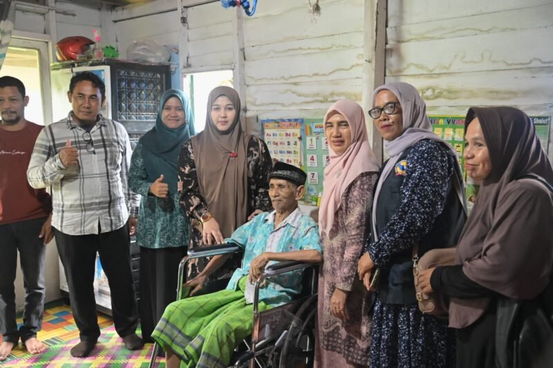 Istri Bupati Aceh Besar Rita Mayasari, bersama istri Wakil Bupati Aceh Besar, Hj Nuril Fazli SAg, menyerahkan bantuan sembako saat blusukan ke Kecamatan Kuta Baro, Kabupaten Aceh Besar, Senin (13/3/2025). FOTO/ MC ACEH BESAR