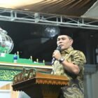 Bupati Aceh Besar H Muharram Idris (Syech Muharram) menyampaikan sambutannya dan sekaligus membuka MTQ ke-13 Tingkat Kemukiman Kueh, di halaman Masjid Al-Istiqamah Kemukiman Kueh, Kecamatan Lhoknga, Kabupaten Aceh Besar, Jumat (14/3/2025) malam. FOTO/ MC ACEH BESAR
