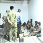 Petugas Satpol PP dan WH Aceh Besar dan personel Polsek Peukan Bada, menertibkan 8 gepeng, di depan Swalayan Beuradeun, Peukan Bada, Kabupaten Aceh Besar, Jumat (14/3/2025) malam. FOTO/ MC ACEH BESAR