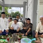 Keuchik Gampong Meunasah Papeun, Hasan Basri SPd, saat pelaksanaan Khanduri Nuzulul Quran yang digelar di Gampong Meunasah Papeun, Kecamatan Krueng Barona Jaya, Kabupaten Aceh Besar, Sabtu (15/3/2025). FOTO/ MC ACEH BESAR