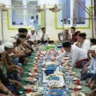 Asisten III Sekdakab Aceh Besar Jamaluddin, S.Sos, MM, menghadiri buka puasa bersama di Meunasah An Nikmah, Dusun Aron, Gampong Gue Gajah, Kecamatan Darul Imarah, Aceh Besar, pada Sabtu (15/3/2025). FOTO/MC ACEH BESAR
