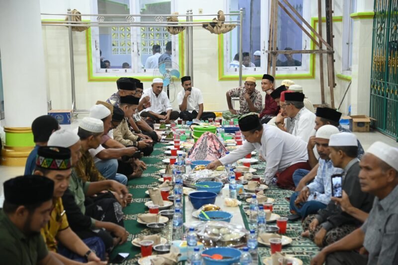 Asisten III Sekdakab Aceh Besar Jamaluddin, S.Sos, MM, menghadiri buka puasa bersama di Meunasah An Nikmah, Dusun Aron, Gampong Gue Gajah, Kecamatan Darul Imarah, Aceh Besar, pada Sabtu (15/3/2025). FOTO/MC ACEH BESAR