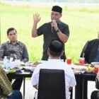 Bupati Aceh Besar H Syech Muharram Idris menyampaikan sambutan dalam acara buka puasa bersama Ikatan Cendikiawan Muslim Indonesia (ICMI) Aceh Besar di Rumah Makan Cut Bit, Gampong Bueng Bakjok, Kecamatan Kuta Baro, Aceh Besar, Sabtu (15/03/2025). FOTO/MC ACEH BESAR