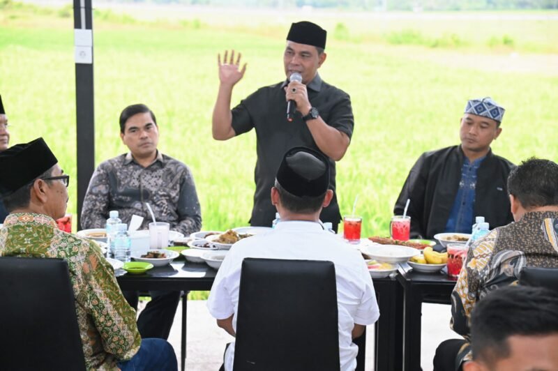 Bupati Aceh Besar H Syech Muharram Idris menyampaikan sambutan dalam acara buka puasa bersama Ikatan Cendikiawan Muslim Indonesia (ICMI) Aceh Besar di Rumah Makan Cut Bit, Gampong Bueng Bakjok, Kecamatan Kuta Baro, Aceh Besar, Sabtu (15/03/2025). FOTO/MC ACEH BESAR