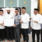 Gubernur Aceh Muzakir Manaf menyerahkan Surat Edaran Gubernur Aceh tentang menghentikan kegiatan menjelang adzan secara simbolis kepada Bupati dan Walikota di Masjid Raya Baiturrahman Banda Aceh, Minggu (16/03/2025) malam. FOTO/MC ACEH BESAR