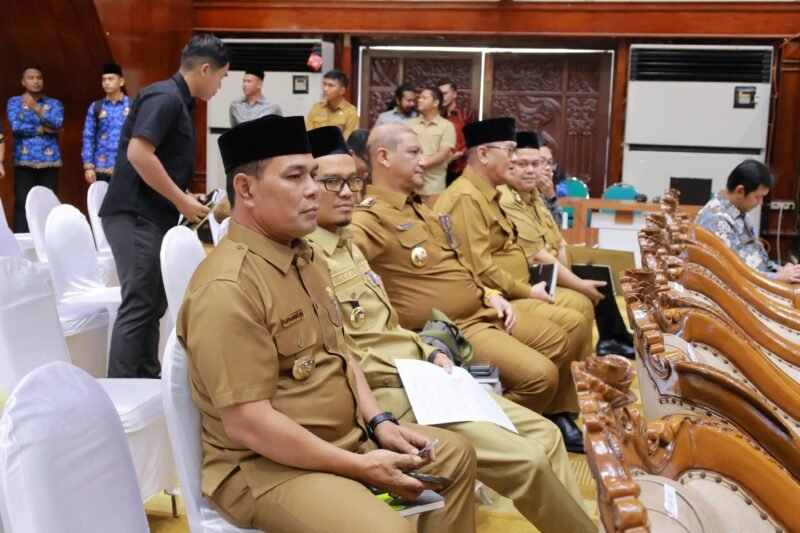 Bupati Aceh Besar, Muharram Idris (Syech Muharram), mengikuti rapat Pemerintah Aceh dengan Forkopimda Aceh dan Bupati/Wali Kota se-Aceh. di Anjong Mon Mata, Banda Aceh, Senin (17/3/2025). FOTO/MC ACEH BESAR