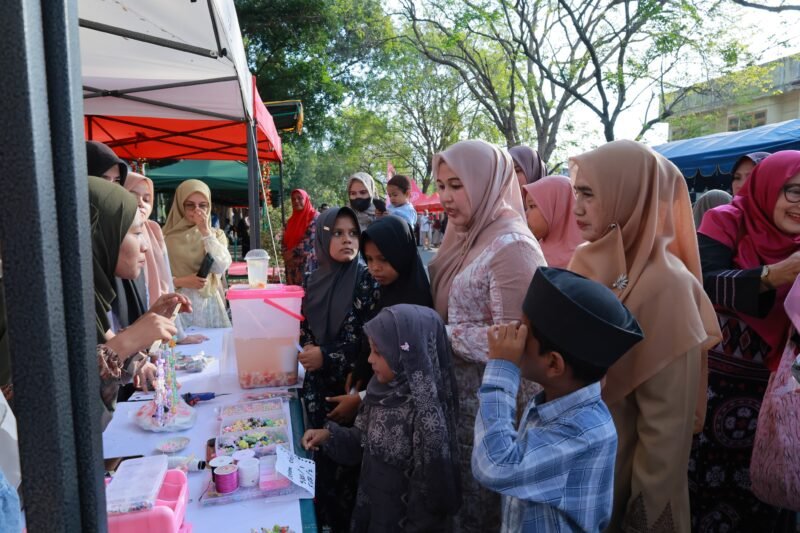 Ketua TP PKK Aceh Besar, Rita Mayasari, Belanja Ta'jil bersama anak yatim di arena EXSIS Ramadhan Universitas Syiah Kuala di lapangan gelanggang Darussalam, Banda Aceh, Selasa (18/03/2025).
FOTO/MC ACEH BESAR