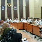 Plt Sekda Aceh Besar Bahrul Jamil S.Sos M.Si menerima audiensi puluhan guru lulus PPPK di Kantor Bupati Aceh Besar, Kota Jantho, Rabu (19/03/2025). FOTO/MC ACEH BESAR