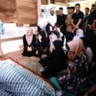 Istri Gubernur Aceh, Marlina Muzakir, melayat ke rumah duka almarhum supir pribadinya Muhammad Zaini yang meninggal dunia, di Gampong Keutapang Bambong, Kecamatan Delima, Kabupaten Pidie, Sabtu, (15/3/2025). Foto: Humas Aceh