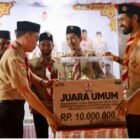 Gubernur Aceh, H. Muzakir Manaf, memberi sambutan sekaligus meyerahkan piala bergilir pada penutupan Musabaqah Tunas Ramadan XXIV Tahun 2025, di Lapangan Pendidikan Aceh Barat, Sabtu (15/03/2025). Foto: Humas Aceh