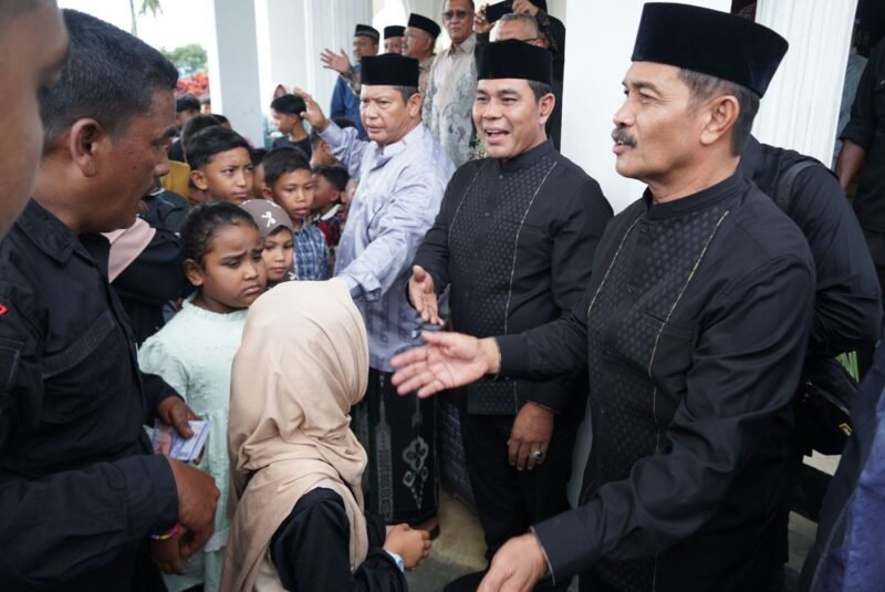 Bupati Aceh Besar H Muharram Idris (Syech Muharram) bersama Wakil Bupati Aceh Besar Drs H Syukri A Jalil, menyambut ribuan masyarakat pada Open House yang digelar di Meuligo Bupati, Kota Jantho, Aceh Besar, Selasa (1/4/2025). FOTO/ MC ACEH BESAR