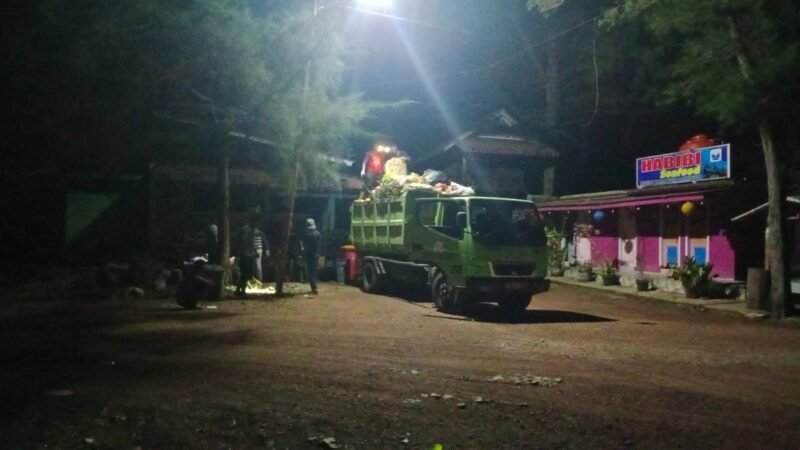 Petugas DLH Aceh Besar melakukan pembersihan sampah di lokasi wisata Pantai Lampuuk, Kecamatan Lhoknga, Minggu (6/4/2025) malam. FOTO/DOK MC ACEH BESAR