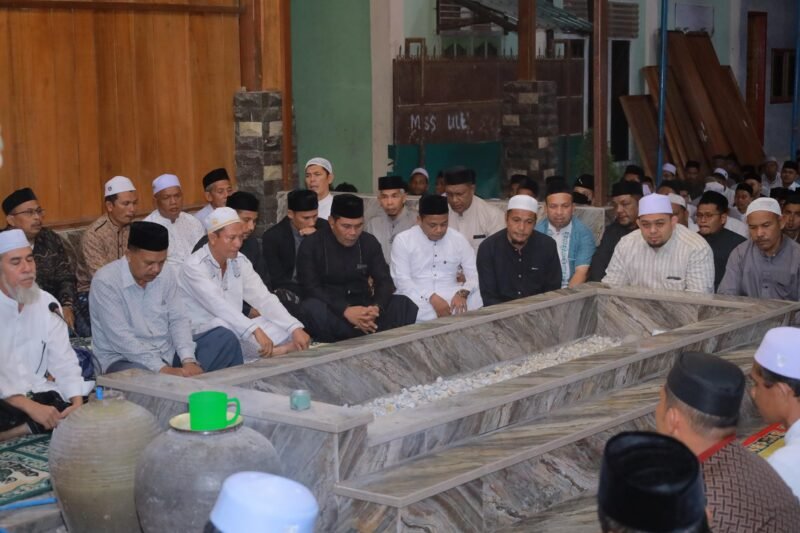 Bupati Aceh Besar, H. Muharram Idris (Syech Muharram), mengikuti samadiah dimakam Almarhum Tgk. H. Ibrahim Usman (Waled Ulee Titi) di kompleks Dayah Ulee Titi, Kecamatan Ingin Jaya, Aceh Besar, Selasa (8/4/2025) malam. FOTO/PROKOPIM PEMKAB ACEH BESAR