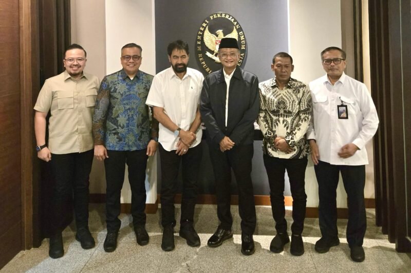 Gubernur Aceh, Muzakir Manaf saat bersilaturahmi dan audiensi dengan Menteri Pekerjaan Umum (PU) Dody Hanggodo di Kantor Kementerian Pekerjaan Umum, Jakarta, Kamis (10/4/2025).Foto : Humas Aceh