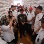 Bupati Aceh Besar H. Muharram Idris berbincang-bincang dengan anggota Komisi IV DPR RI, Titiek Soeharto, di Gudang Bulog Siron, Kecamatan Ingin Jaya, Aceh Besar, Kamis (10/4/2025). FOTO/MC ACEH BESAR
