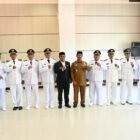 Bupati Aceh Besar, H Syech Muharram Idris melantik dan mengambil sumpah sejumlah Camat Kabupaten Aceh Besar di Ruang Rapat Kantor Bupati Aceh Besar, Kota Jantho, Aceh Besar, Senin (14/04/2025). FOTO/MC ACEH BESAR