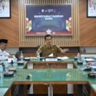 Plt Sekretaris Daerah Aceh, Muhammad Nasir, menggelar rapat koordinasi bersama Kepala Badan Pengawasan Keuangan dan Pembangunan (BPKP) wilayah Aceh Supriyadi dan sejumlah Kepala SKPA terkait guna membahas langkah yang perlu ditempuh untuk penyerahan aset Rumah Sakit Regional untuk Pemkab Aceh Tengah, di Ruang Rapat Sekda Aceh, Senin, (14/4/2025).Foto: Humas Aceh