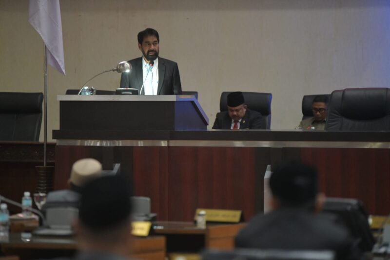 Gubernur Aceh, Muzakir Manaf menghadiri sekaligus menyampaikan Laporan Keterangan  Pertanggungjawaban (LKPJ) Gubernur Aceh Pada Rapat Paripurna DPR Aceh Tahun 2025 di Gedung Utama DPR Aceh, Selasa, 15/04/2025.