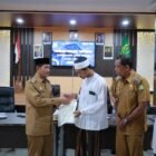 Wakil Bupati Aceh Besar Drs Syukri menyerahkan sertifikat tanah wakaf periode pertama di Aula Kejaksaan Negeri di Kota Jantho, Selasa (15/04/2025).
FOTO/MC ACEH BESAR