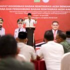 Plt. Sekda Aceh, M. Nasir, S.IP, MPA , atas nama Gubernur Aceh memberi sambutan sekaligus membuka Rapat Koordinasi Badan Reintegrasi Aceh (BRA) dengan Satuan Pelaksana dan Penghubung BRA Kabupaten/Kota se Aceh, di Hotel Grand Nanggroe, Banda Aceh, Selasa, 15/4/2025 (Foto:Humas Aceh ) 