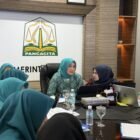 Ketua TP- PKK Aceh, Marlina Muzakir, membahas optimalisasi kinerja organisasi bersama jajaran pengurus PKK di Meuligoe Gubernur Aceh, Rabu, 16 April 2025.(Foto:Humas Aceh)