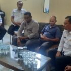 Inspektur Aceh Besar, Ziaul Azmi, SH, MH, bersama Camat Lhoknga dan para keuchik gampong mengklarifikasi dugaan pemerasan oleh oknum isnpektorat Aceh Besar di Kantor Camat Lhoknga, Rabu (16/4/2025). FOTO/DOK MC ACEH BESAR