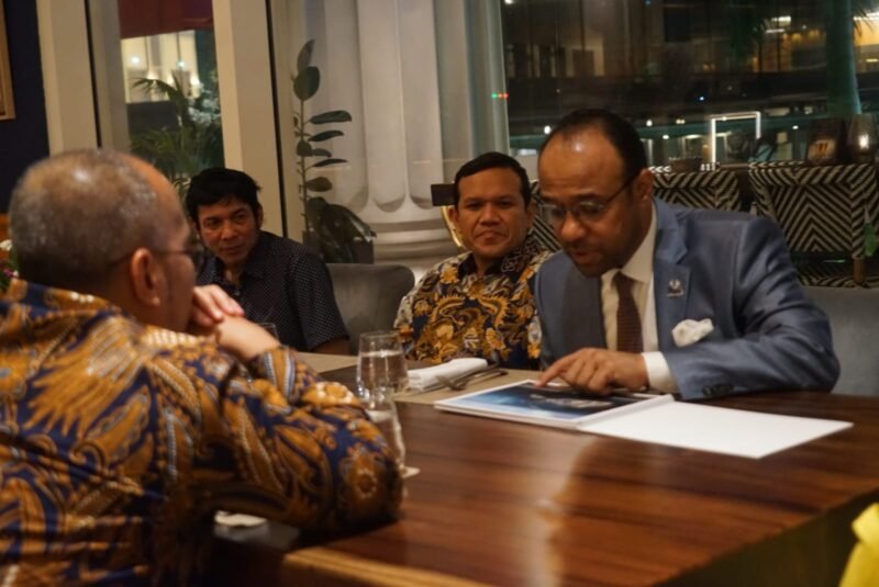 Wagub Aceh, Fadlullah dan Duta Besar Uni Emirat Arab (UEA) untuk Indonesia, Abdulla Salem Al Dhaheri, berbincang hangat Kamis, 17 April 2025. (Foto: Humas BPPA)