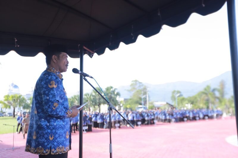 Wakil Bupati Aceh Besar Drs Syukri bertindak sebagai pembina Apel Peringatan Hari Kesadaran Nasional di Halaman Kantor Bupati Aceh Besar di Kota Jantho, Kamis (17/04/2025). FOTO/MC ACEH BESAR
