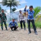 Asisten II Sekda Aceh Besar, M Ali SSos MSi, bersama unsur Forkopimcam Darussalam menanam bibit kacang koro, pada Pelatihan Pertanian Regeneratif dan Budidaya Kacang Koro yang digagas oleh Rumoh Pangan Aceh, di Gampong Lampeudaya, Kecamatan Darussalam, Kamis (17/4/2025). FOTO/ MC ACEH BESAR