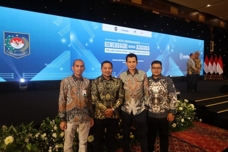 Kepala Badan Pengelola Keuangan Aceh, Reza Saputra, SSTP, M.Si menghadiri penandatanganan Nota Kesepahaman (MoU) mengenai pelaksanaan Surat Perintah Pencairan Dana (SP2D) secara online melalui aplikasi Sistem Informasi Pemerintahan Daerah (SIPD) yang diselenggarakan Kementerian Dalam Negeri Republik Indonesia bersama Asosiasi Bank Pembangunan Daerah (ASBANDA), di aula Birawa Assembly Hotel, Jakarta Pusat,( 17 April 2025). Foto : Humas Aceh