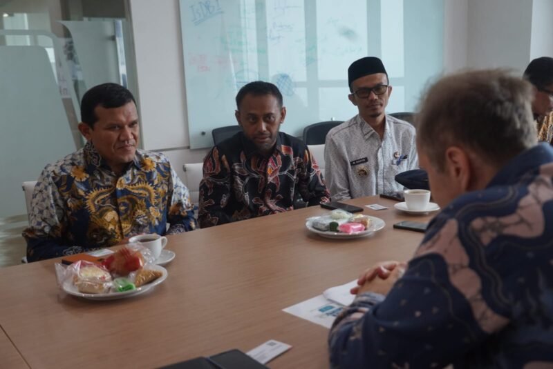 Keterangan Foto: Wakil Gubernur Aceh, Fadlullah berbincang hangat dengan Direktur IsDB, Amer Bukvic di ruang Meeting Room Vacant di Gedung Office8 lantai 35, Jakarta Pusat, 17 April 2025. (Foto: Humas BPPA)