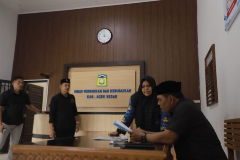 Bupati Aceh Besar Syech H Muharram Idris melakukan sidak di Dinas Kesehatan Aceh Besar di Kota Jantho, Kamis (17/04/2025).
FOTO/MC ACEH BESAR